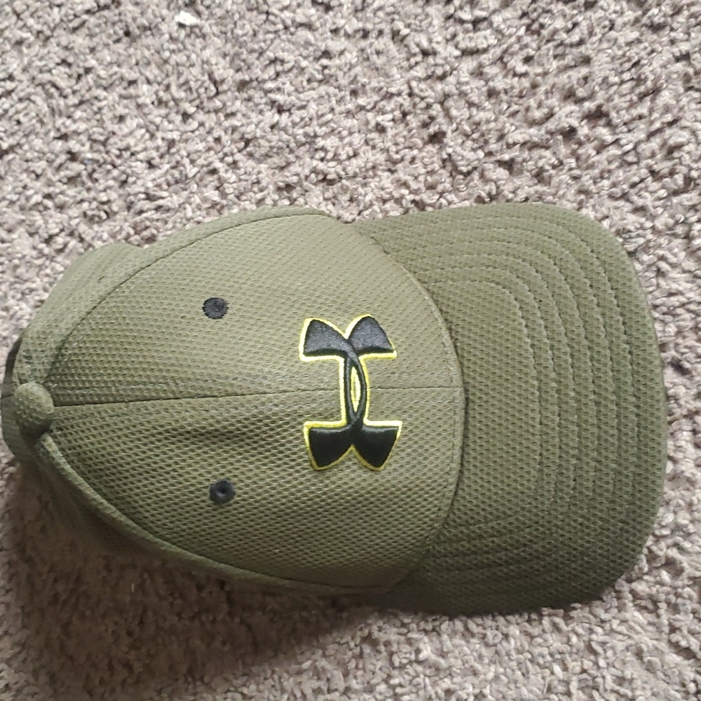 Like new kids fitted under Armour hat